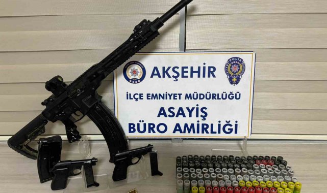 Akşehir'de yakalanan araçtan tabanca ve tüfek çıktı