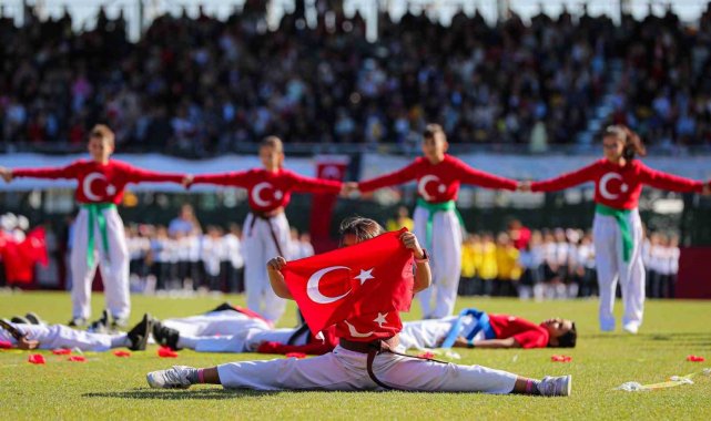 Aliağa, Cumhuriyetin 101. yılında Atatürk Stadı'nda buluştu