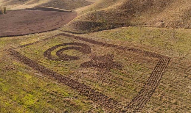 Amasyalı çiftçi tarlasına traktörüyle Türk bayrağı çizdi