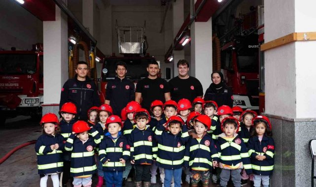 Anaokulu öğrencileri itfaiyede tatbikat yaptı