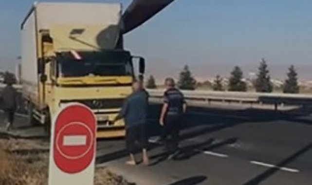 Ankara'da tır üzerinde taşınan rüzgar türbini kamyona çarptı