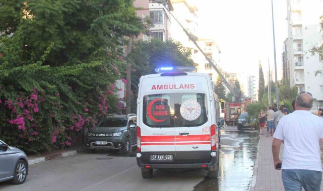 Antalya'da dubleks dairenin terası alev alev yandı, mahalleli sokağa döküldü