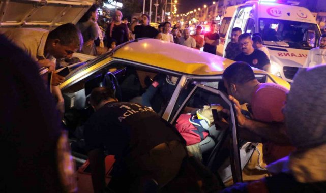 Antalya'da iki otomobilin çarpıştığı kazada vatandaşlar ve ekipler saniyelerle yarıştı: 4 yaralı