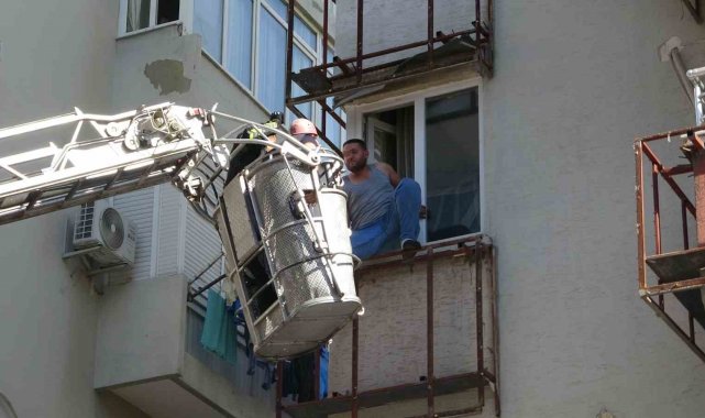 Antalya'da pencereden sarkan genç, ekiplere ecel teri döktürdü