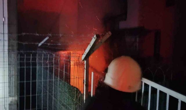 Arsuz'da elektrik trafosu alevlere teslim oldu