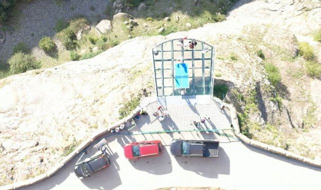 Artvin'de 220 metre yükseklikte cam teras üzerinde masa tenisi heyecanı