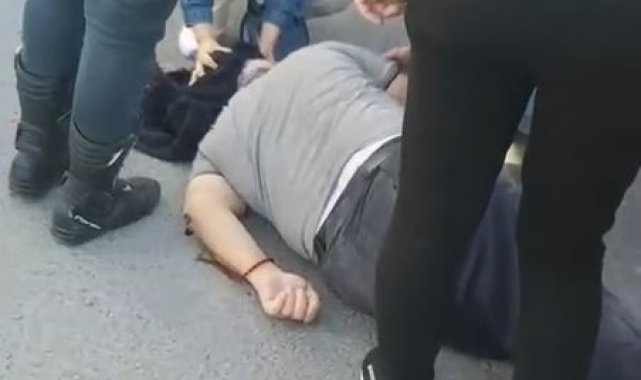 Avcılar'da seyir halindeki dolmuşun kapsısı aniden açılınca, yolcu yere çakıldı