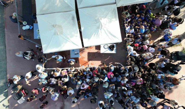 Avladığı orkinosları düzenlediği festivalle çocuklara ikram etti