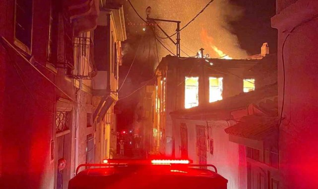 Ayvalık'taki iki metruk evde çıkan yangın mahalleliye korkulu anlar yaşattı