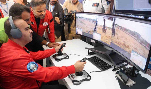 Bakan Kacır, 5G teknolojisi ile 800 kilometre uzaklıktaki ekskavatörü kumanda etti