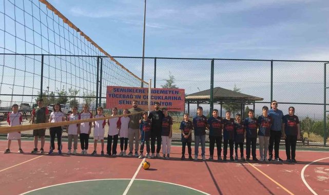 Batman'da voleybol turnuvasında kızlar ve erkekler aynı takımda oynadı