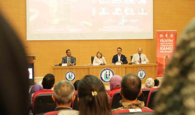 Bayburt'ta 'Filistin Mücadelesinde Türkiye'nin Kamu Diplomasisi' konulu panel düzenledi