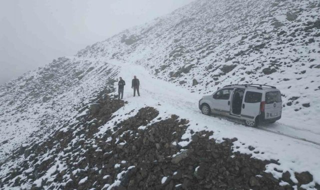 Bayburt'ta yaylalar beyaz örtüyle kaplandı