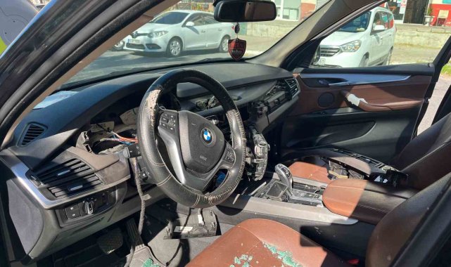 Beylikdüzü'nde maskeli hırsızlar otomobillerin camını kırıp hayalet ekran ve çanta çaldı