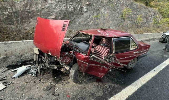Bilecik'te 2 araç kafa kafaya çarpıştı, 2 kişi yaralandı
