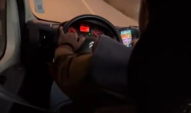 Bilecik'te dolmuş sürücüsü hem araç kullandı hem de cep telefonu ile oyun oynadı