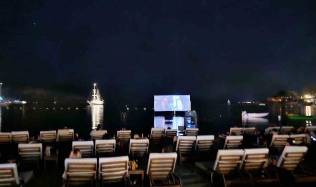 Bodrum'da deniz üstünde sinema keyfi