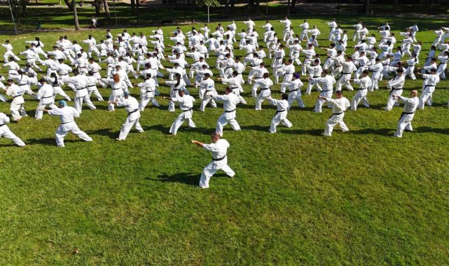 Bursa'da 240 kişilik karate şovu görsel şölen oluşturdu