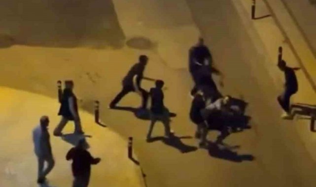 Bursa'da 5 kişinin 1 kişiyi darp ettiği anlar kamerada