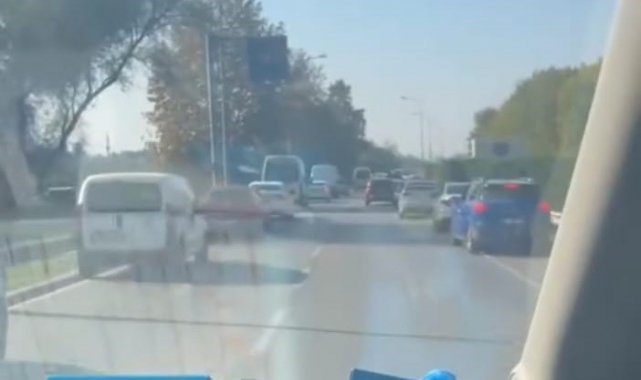 Bursa'da sürücülerin 'fermuar yöntemi'yle ambulansa yol vermesi kamerada