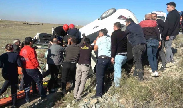 Can pazarının yaşandığı ölümlü kazada aracı devrilmesin diye vatandaşlar tuttu