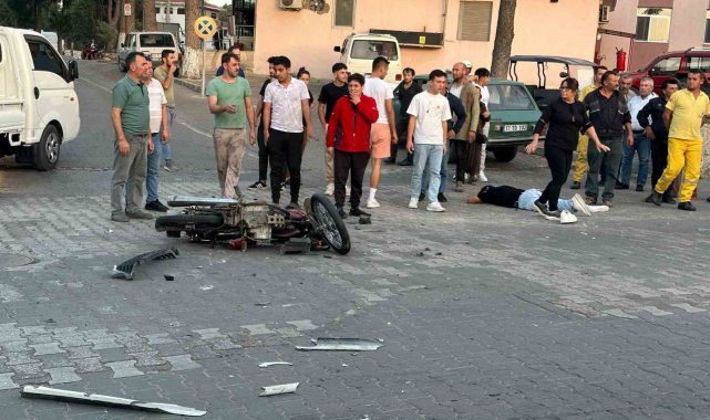 Çanakkale'de otomobil ile motosiklet çarpıştı: Kaza anı güvenlik kamerasına yansıdı