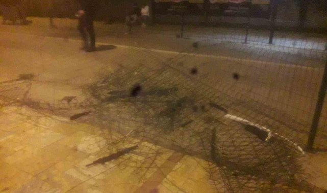 Çaycuma'da hızını alamayan otomobil tel çitlere zarar verdi