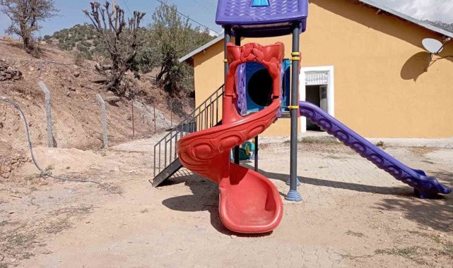 Çocuklar istedi, kaymakam yerine getirdi: Batman'da köy okullarına çocuk parkları yapıldı