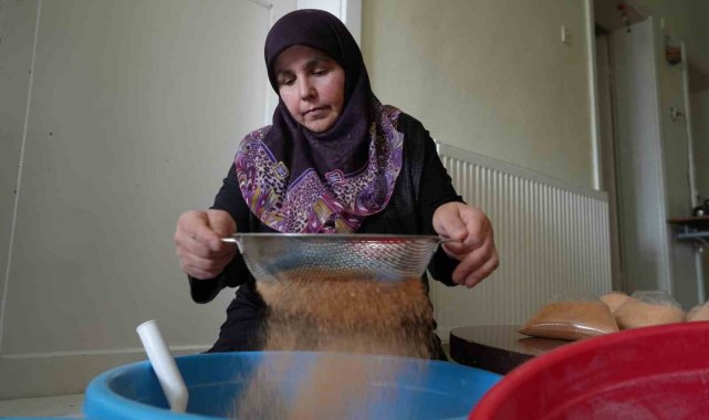 Coğrafi işaretli tarhunu besin değeri yüksek tarhanayla birleştiren ev hanımı siparişlere yetişemiyor