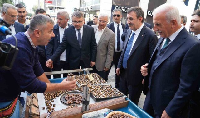 Cumhurbaşkanı Yardımcısı Yılmaz Ümraniye'de esnafla bir araya geldi