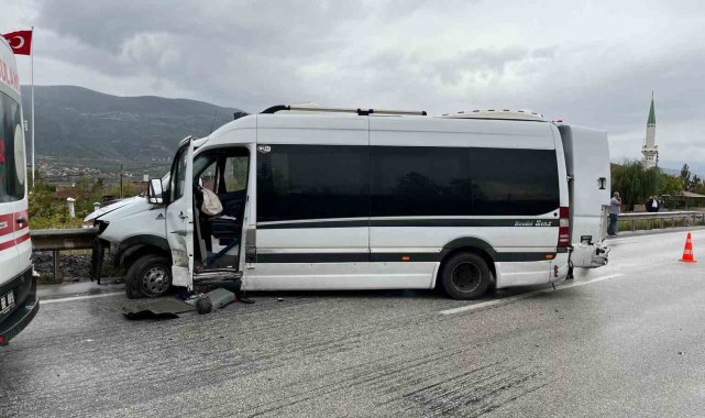 D100'de minibüs bariyerlere çarptı: 1 yaralı