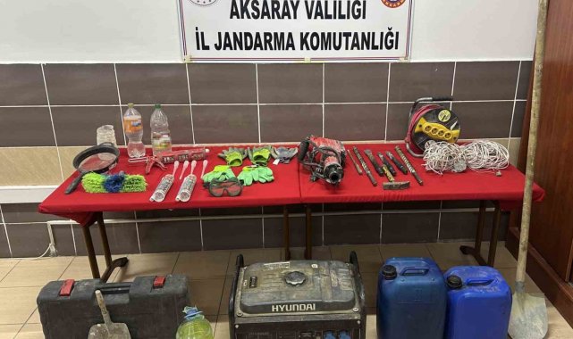 Defineciler kazı yaparken jandarmaya yakalandı