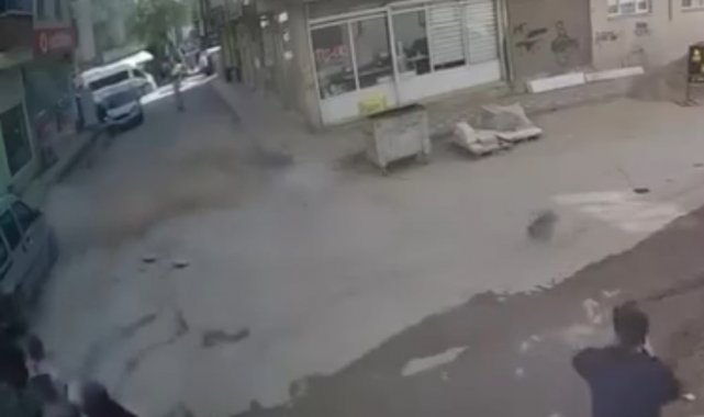 Deprem anında binadan kopan molozlardan kıl payı kurtuldu: O anlar kamerada