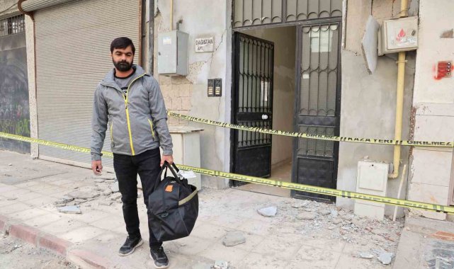 Depremde evi hasar gören vatandaş o anı anlattı: ''Yıkılacak zannettik. Düşenler, bayılanlar ve ayağı kırılanlar oldu''
