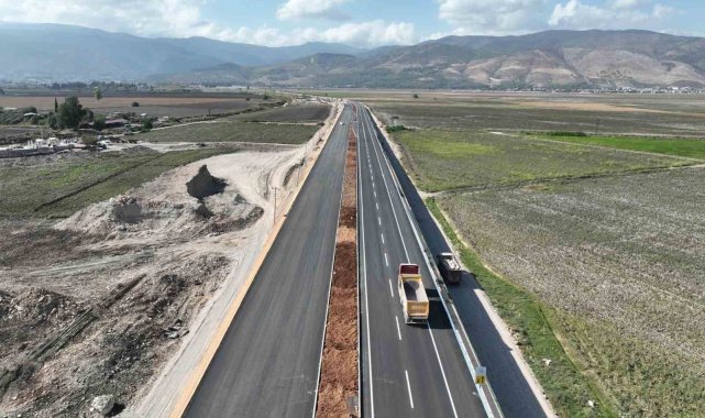 Depremde hasar gören havalimanı yolu yenilenerek hizmete açıldı