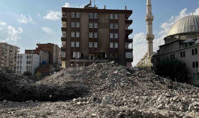 Diyarbakır'da ağır hasarlı binanın yıkımı sırasında yanındaki binanın 2 dairesi ve sağlık ocağı zarar gördü