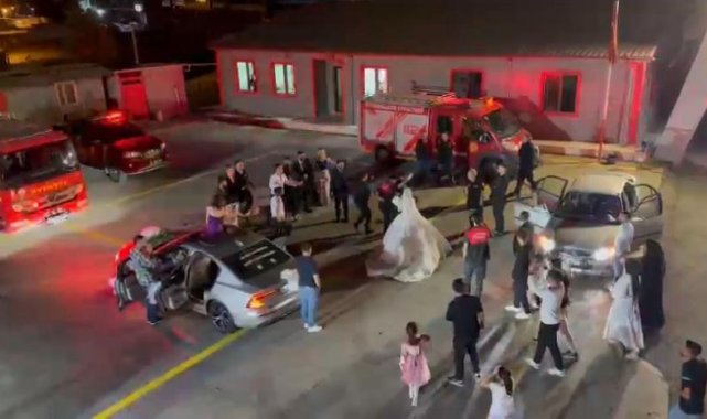 Diyarbakır'da gelin ve damat itfaiye araçları arasında doyasıya eğlendi