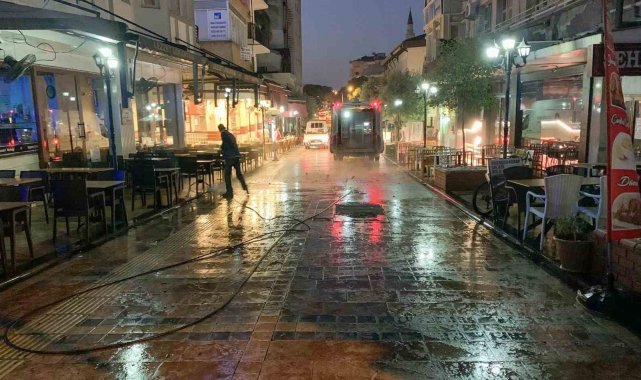 Efeler Belediyesi'nden Sevgi Yolu'nda temizlik çalışması