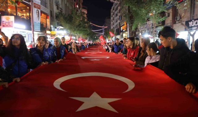 Elazığ'da fener alayı renkli görüntüler oluşturdu