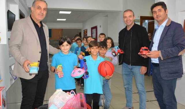En kıymetli oyuncaklarını kardeşleriyle paylaştılar