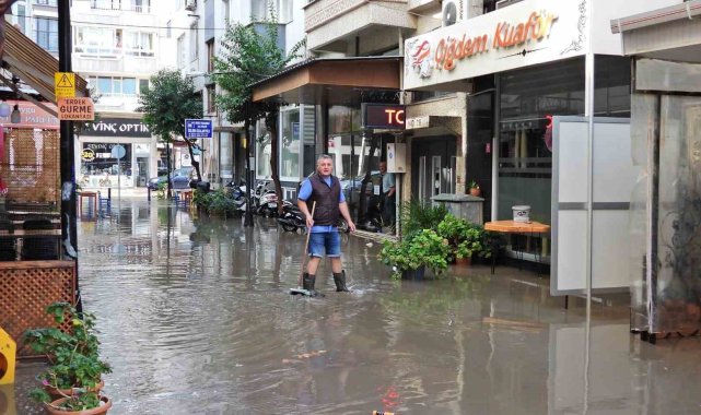 Erdek'te 10 dakikalık yağış sonrası altyapı sorunu yine gündemde