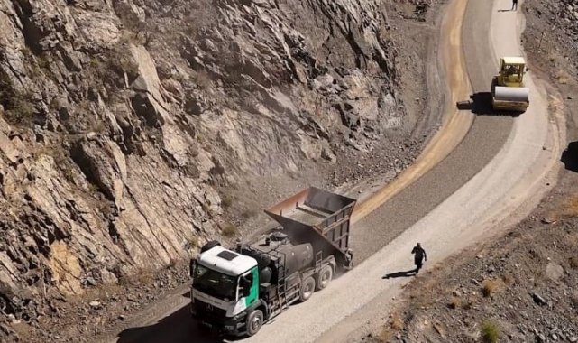 Erzincan'da kış öncesi köy yolları sıkıntısız ulaşıma hazır hale getirildi