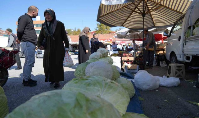 Erzincan'da turşuluk ve yemeklik lahanalar tezgahta yerini aldı