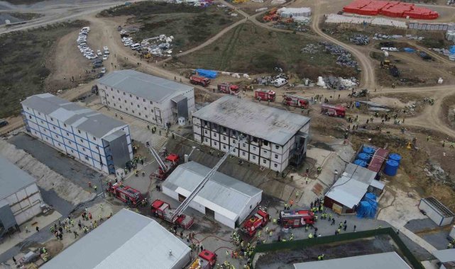 Esenler'de kentsel dönüşüm alanında korkutan yangın