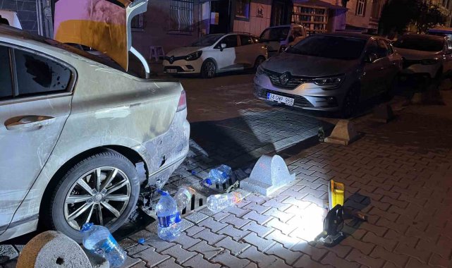 Esenyurt'ta park halindeki aracı kundaklamaya çalışan şahıslar kayıplara karıştı