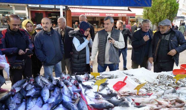 Fırtına dindi, balık tezgahları şenlendi