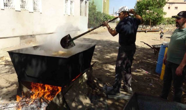 Gercüş'te dev kazanlarda bulgur kaynatma geleneği devam ediyor