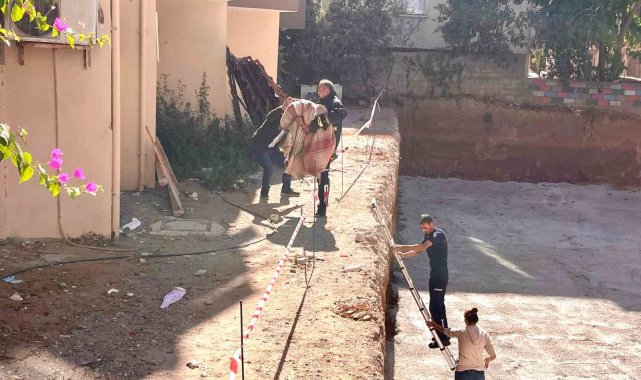 Görme ve işitme engelli 'Çarşaf' adlı köpek inşaat sahasına düştü, battaniyeye sarılarak kurtarıldı