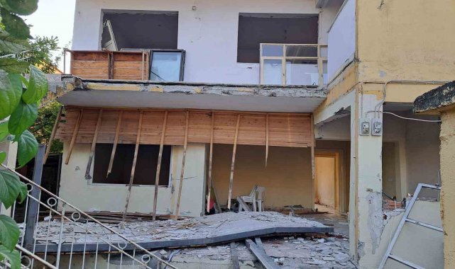 Hasarlı evin çöken balkonunun altında kalan 2 kişi öldü