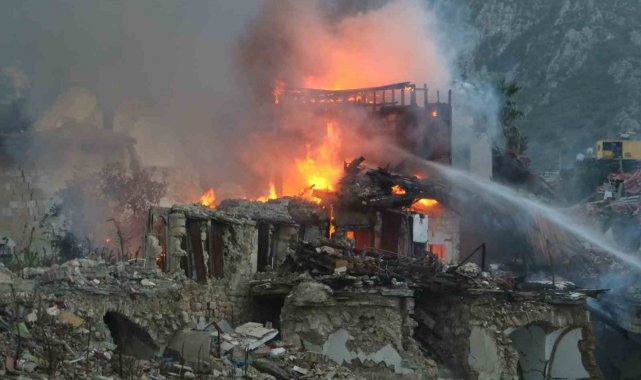 Hatay'da ahşap bina alevlere teslim oldu